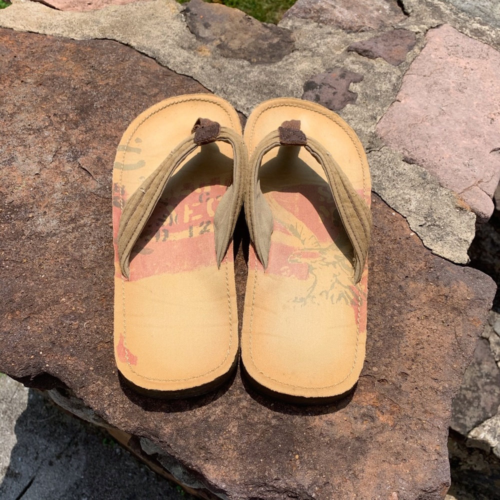 American Eagle flip flops